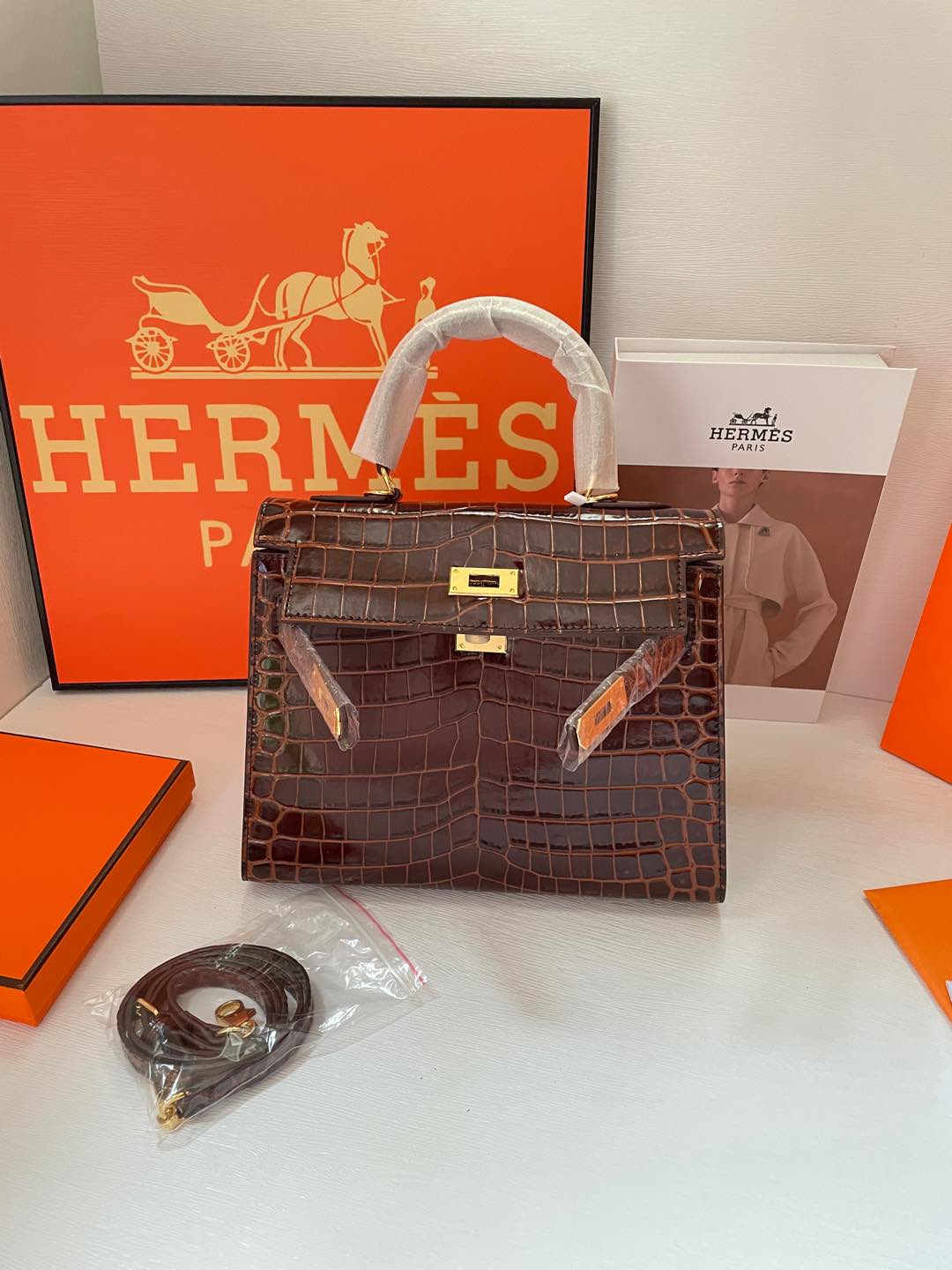 2WH28BDE Stylish leather bag