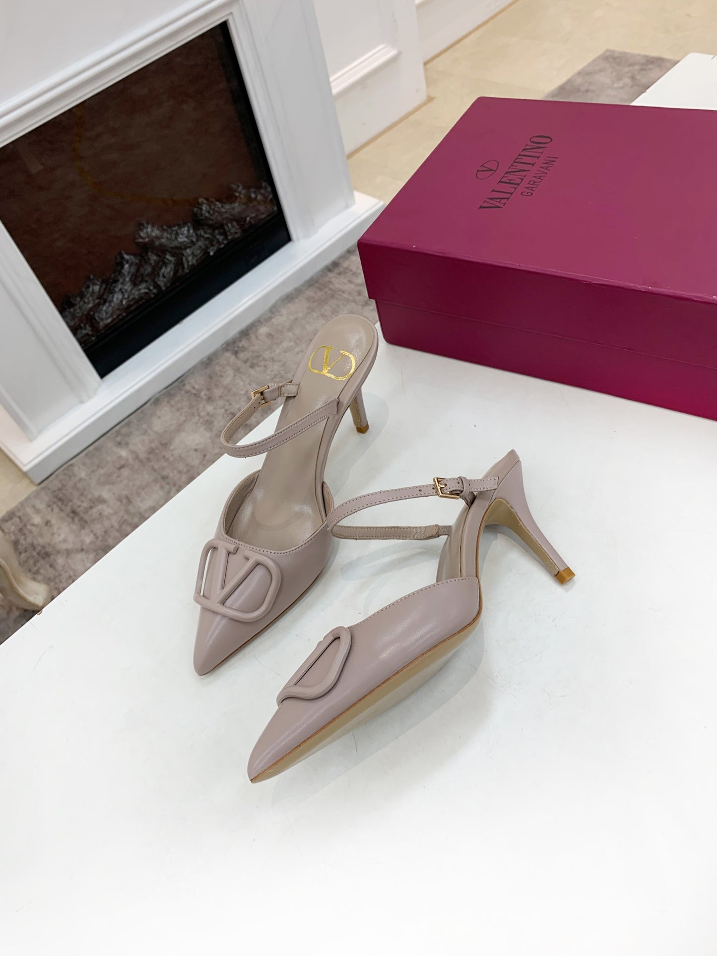 2YVL28ZDE Stylish leather  High heels
