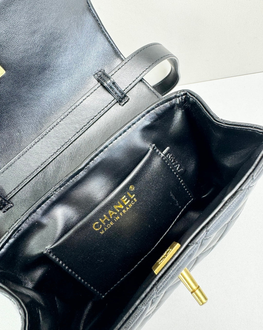 15RC63BDE Stylish leather bag
