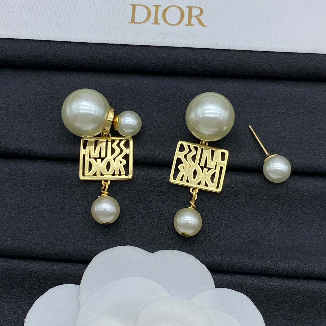 14D1068EDE Stylish Earrings