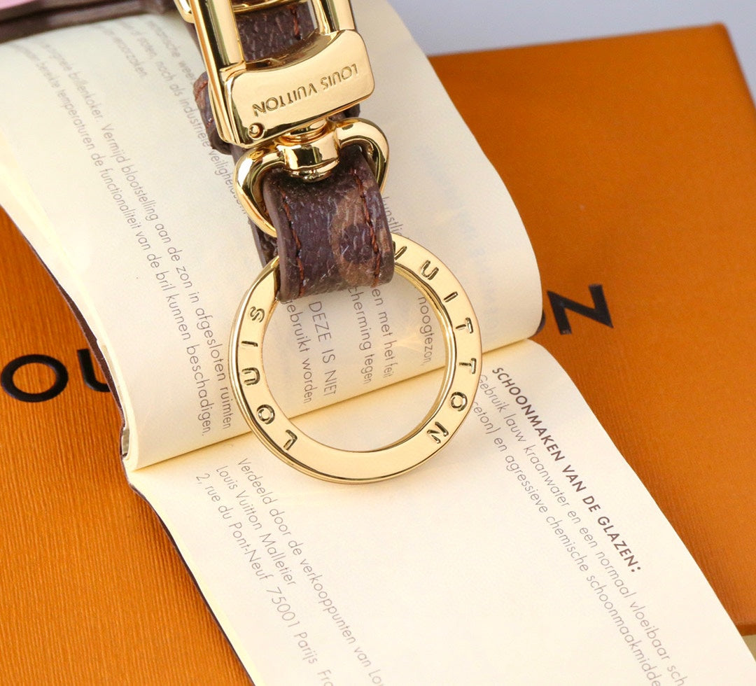 3RE23ADE Stylish key closure