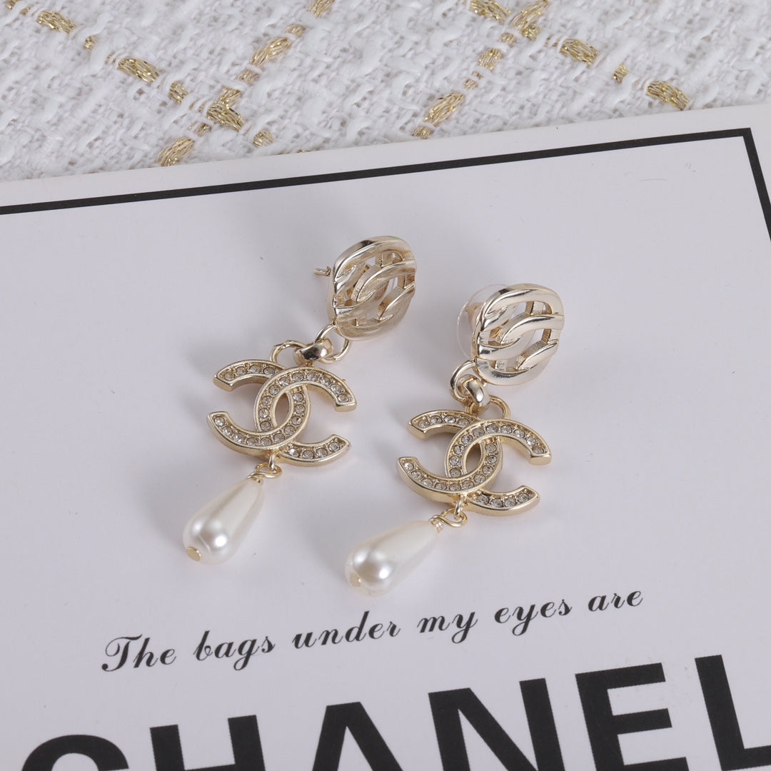 15QC8EDE Stylish Earrings