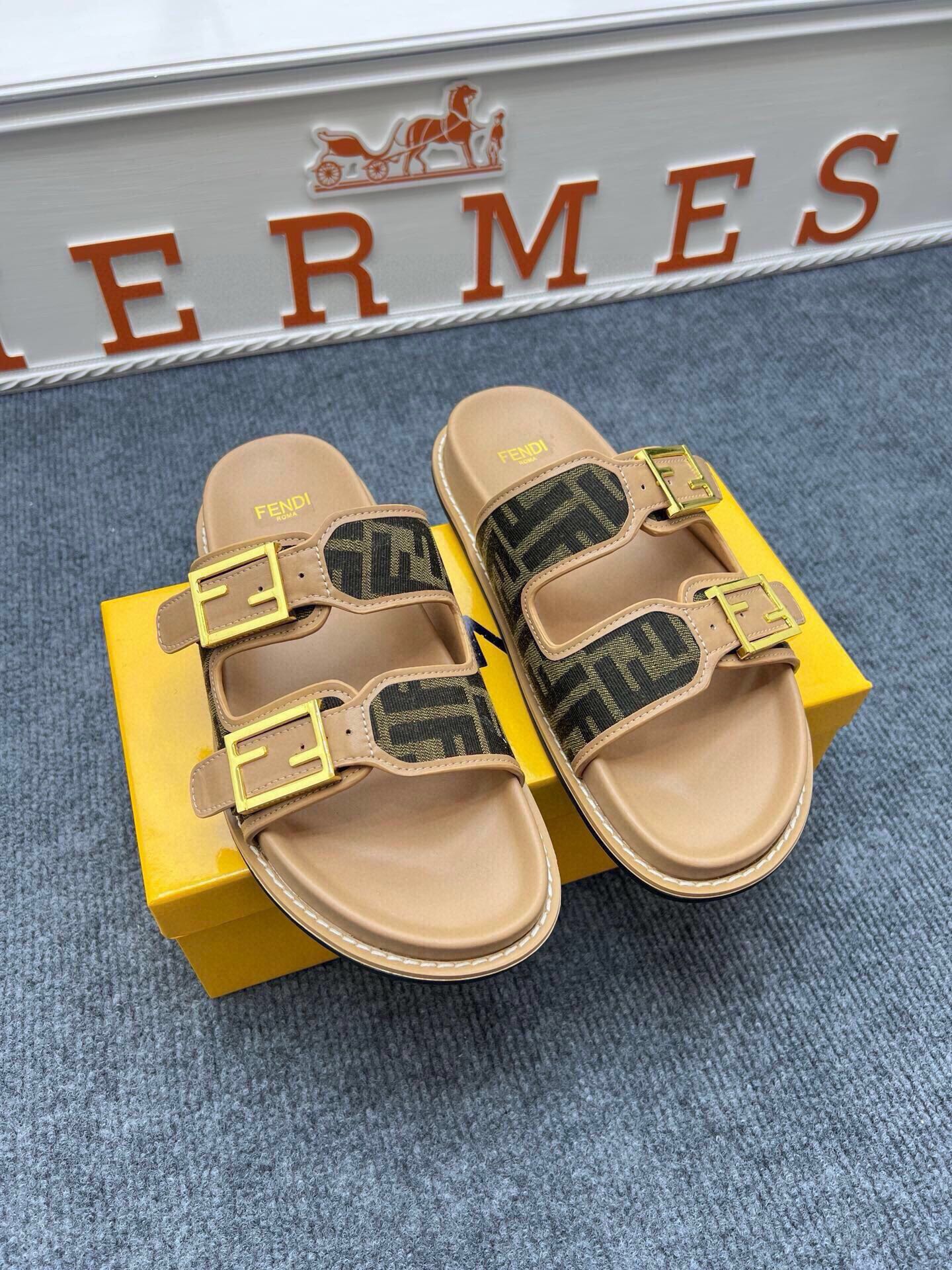 54F38ZDE Stylish slippers