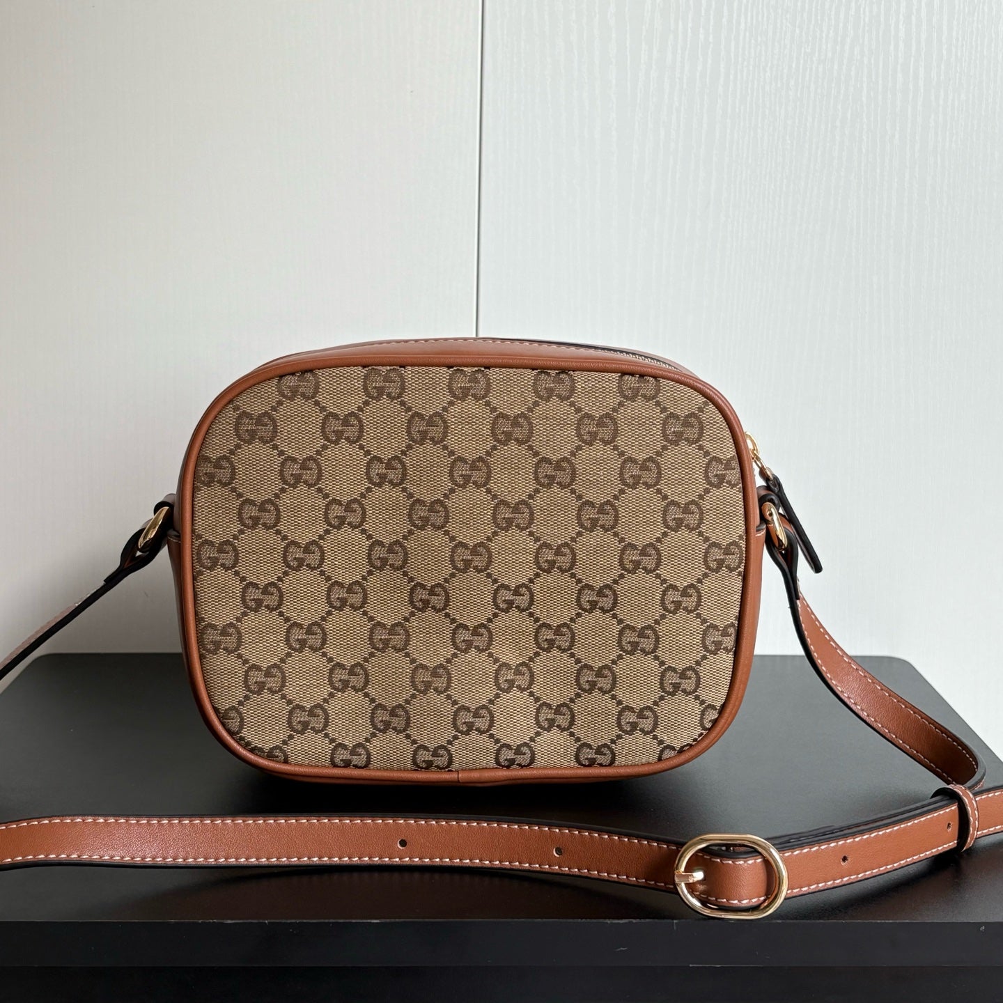 2WB18BDE Stylish leather bag