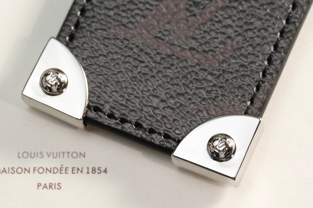 3RE18ADE Stylish key closure