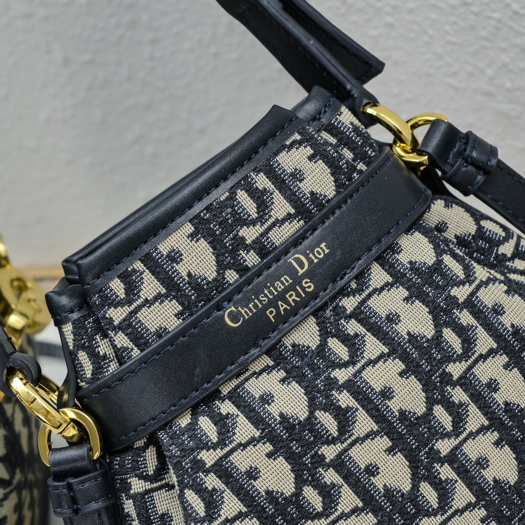 2XD370BDE Stylish leather bag 