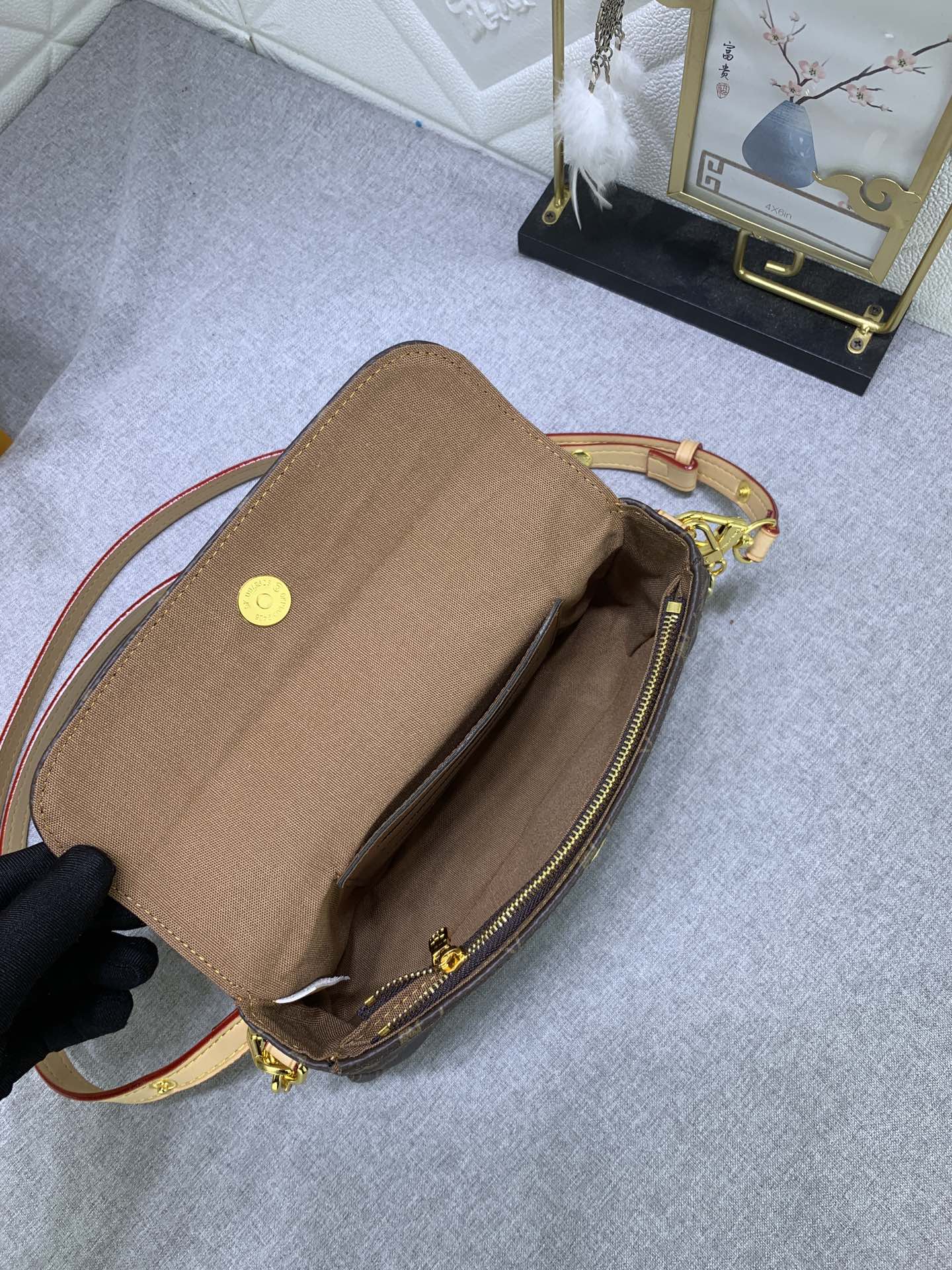 1XE64BDE Stylish leather bag 