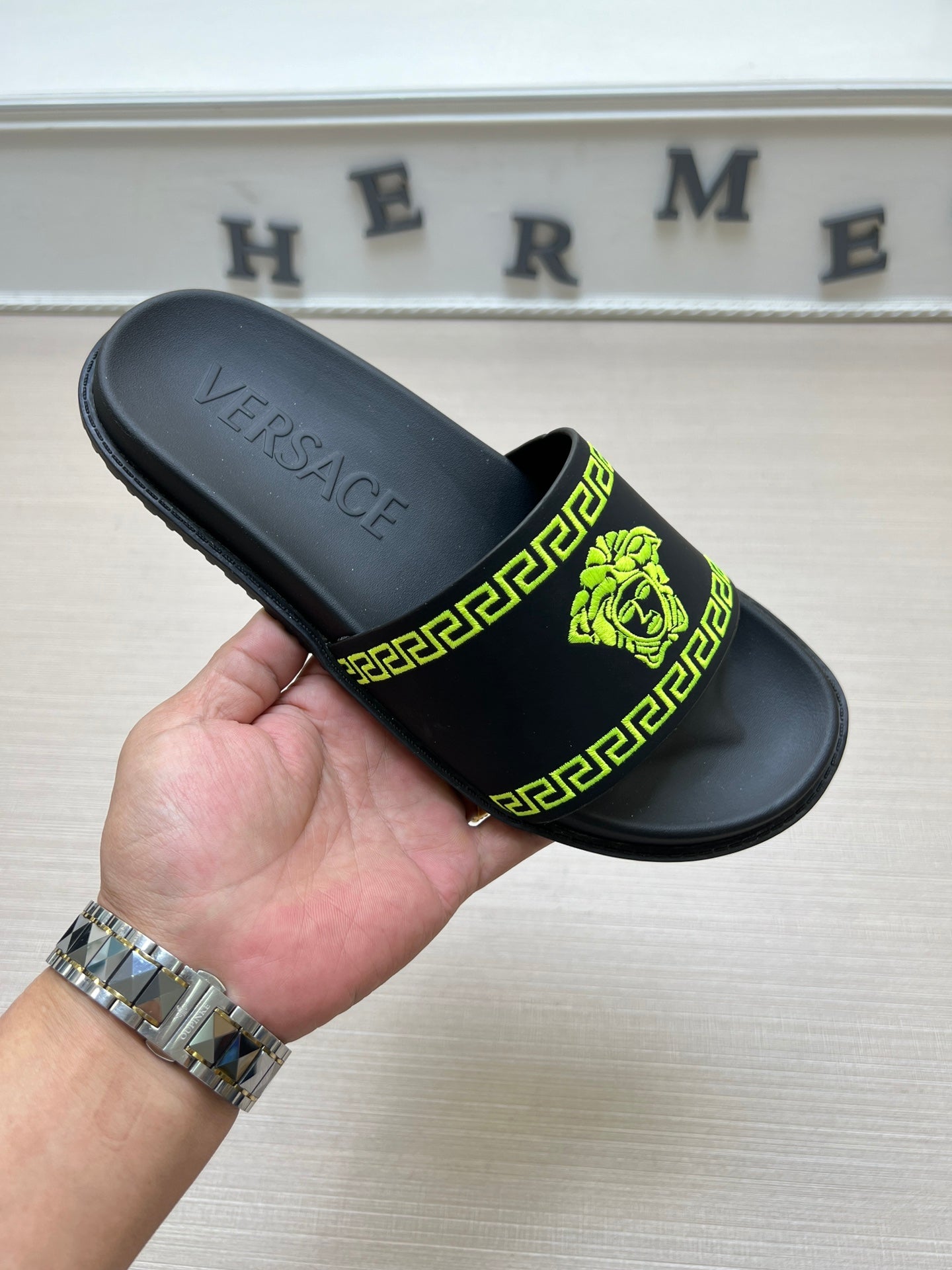 54V53ZDE Stylish slippers