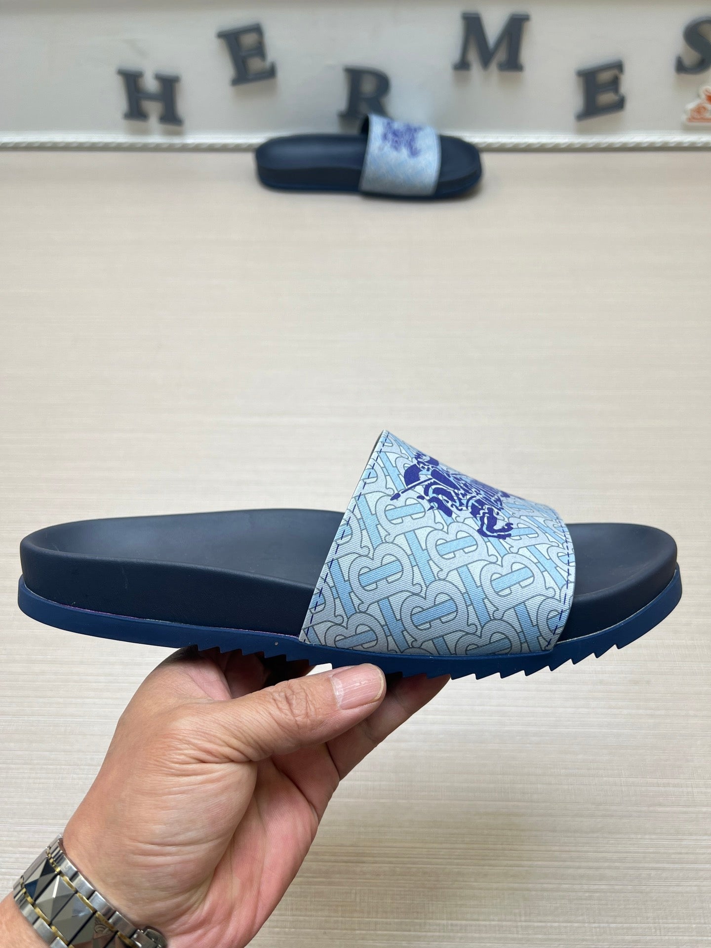 54R119ZDE Stylish slippers