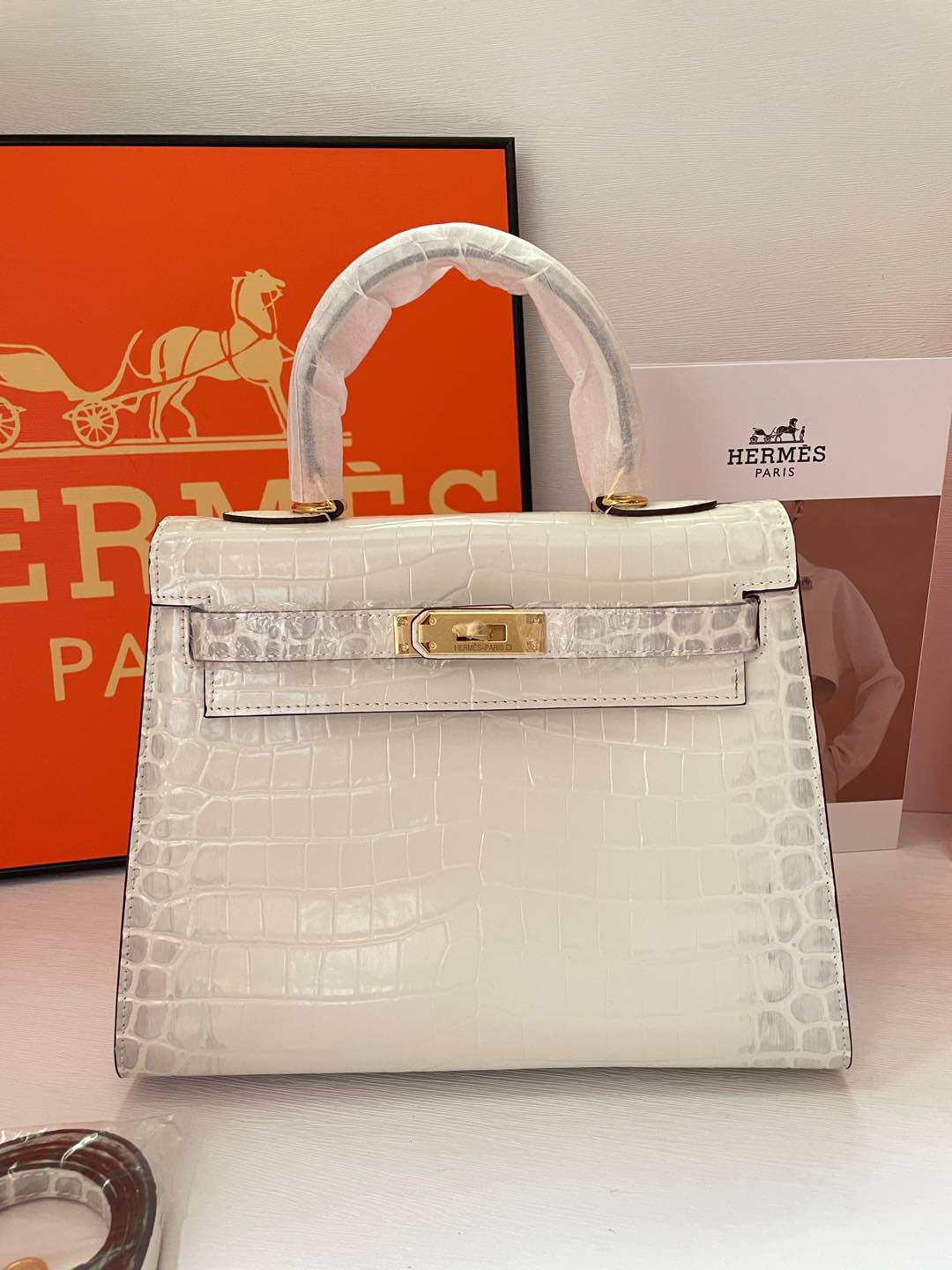 2WH28BDE Stylish leather bag