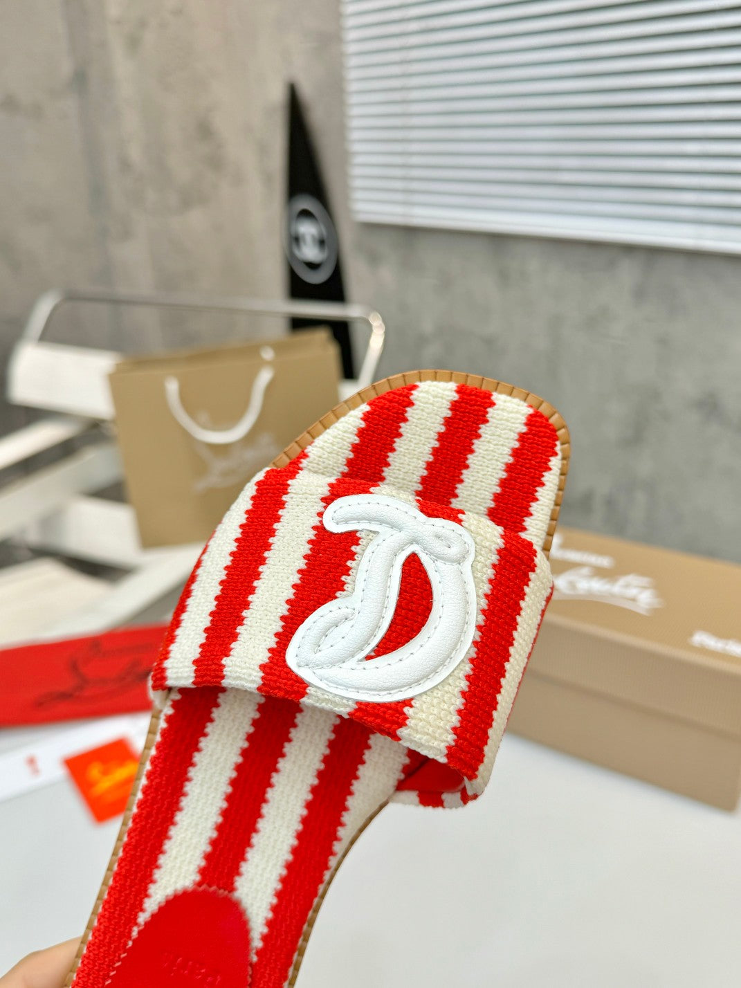 JXA10ZDE Stylish leather + knitted sandals