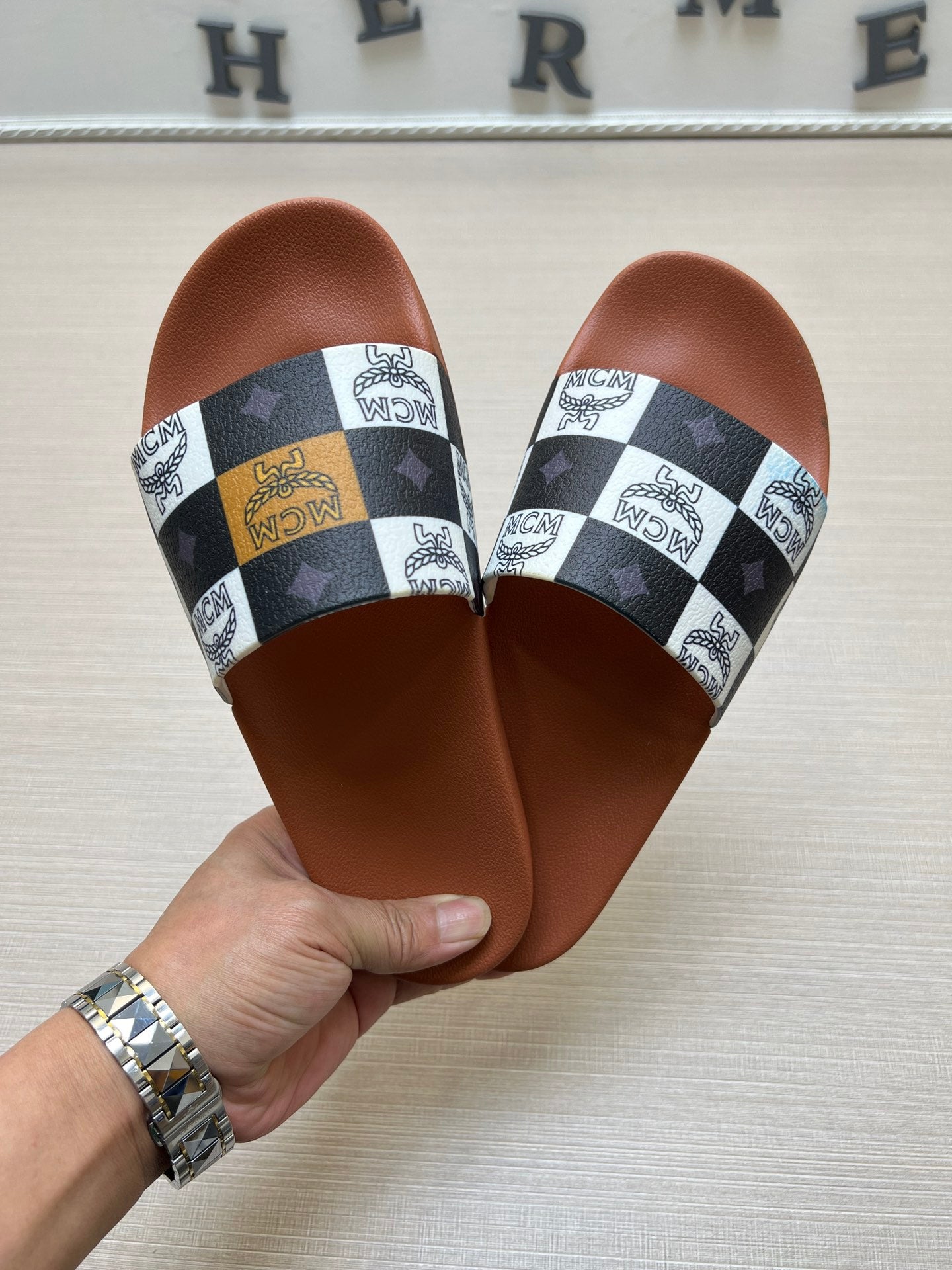 54M44ZDE Stylish slippers