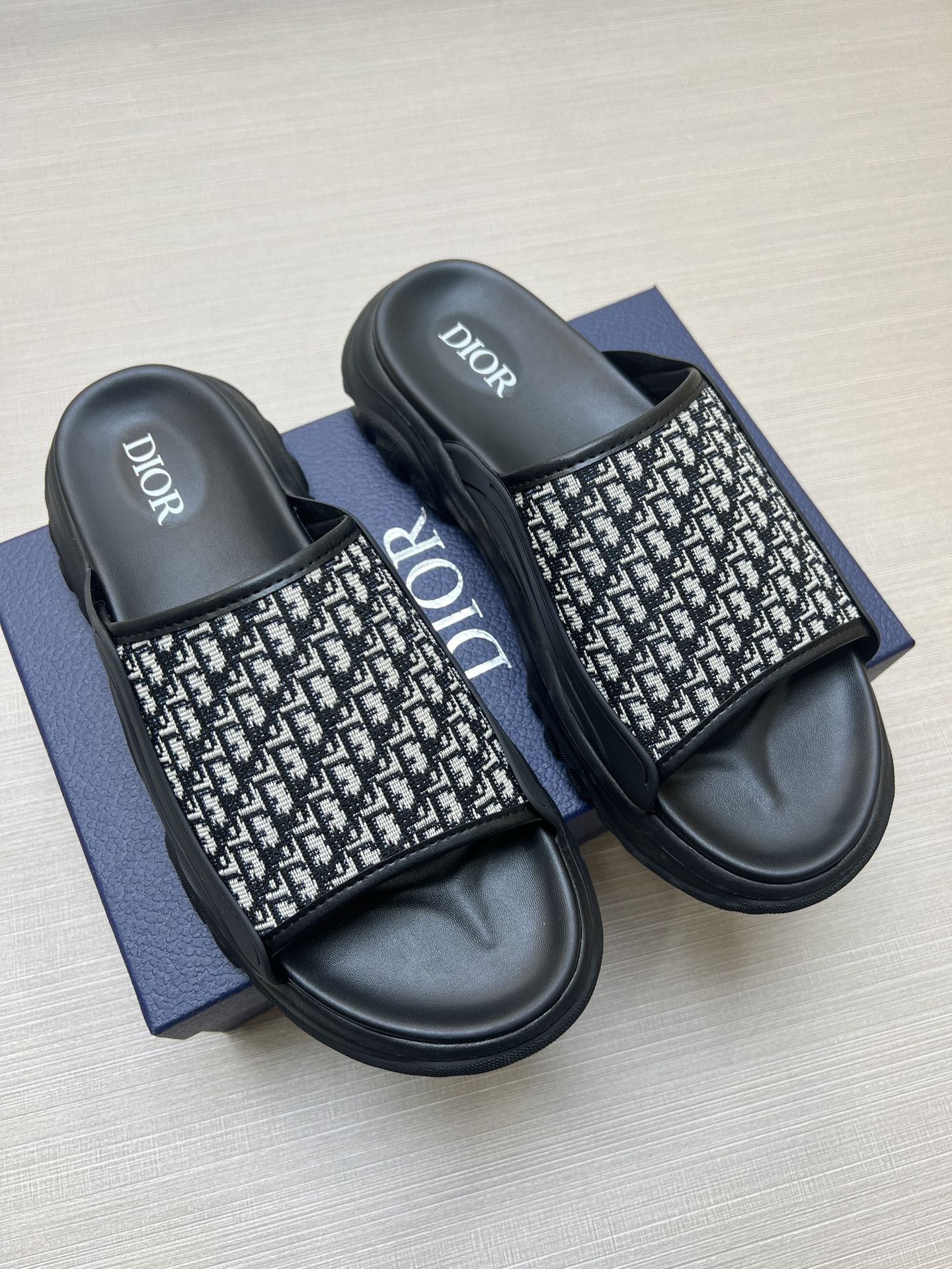 54D8ZDE Stylish slippers