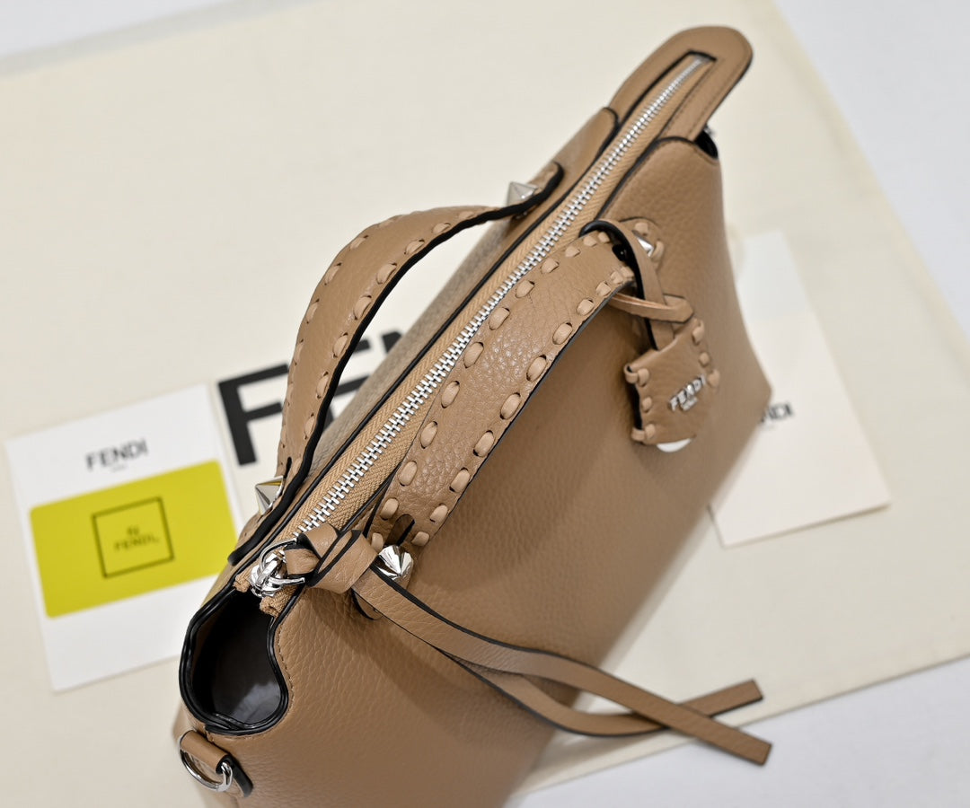 1WF109BDE Stylish leather bag