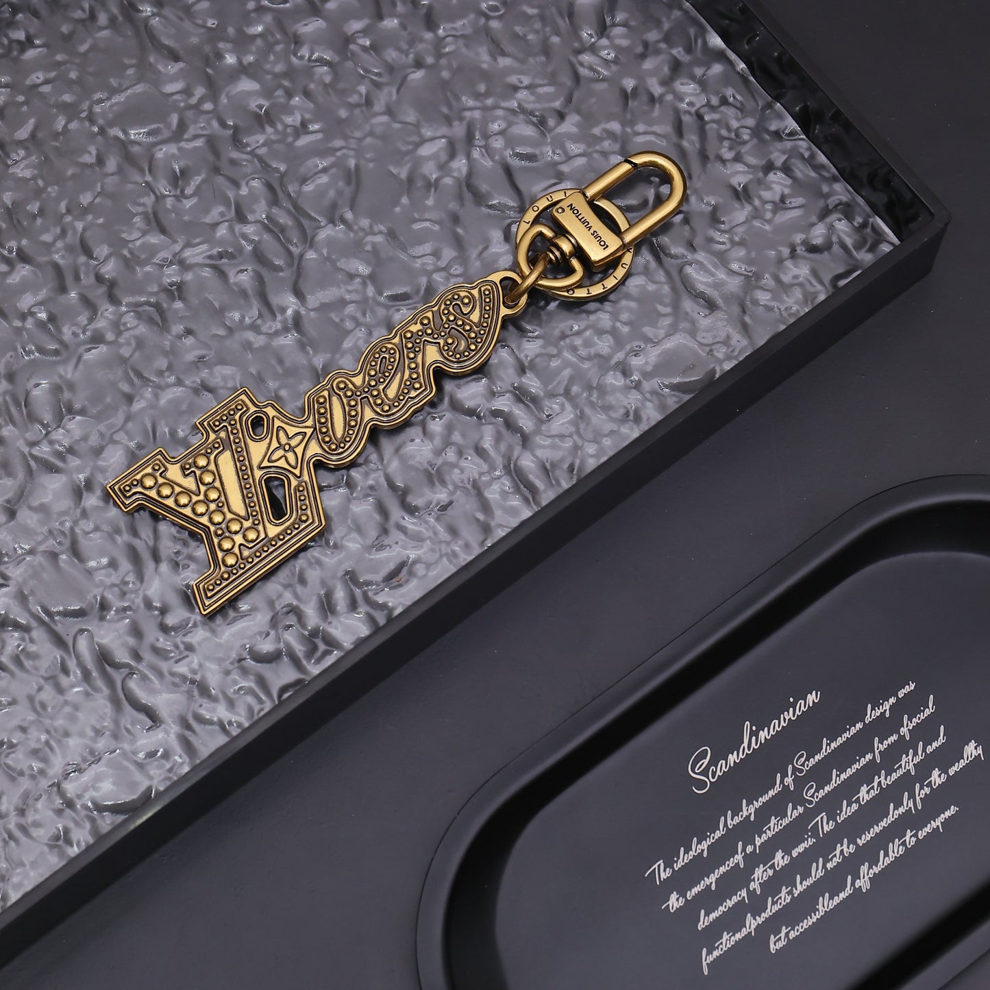 14E16ADE Stylish key closure