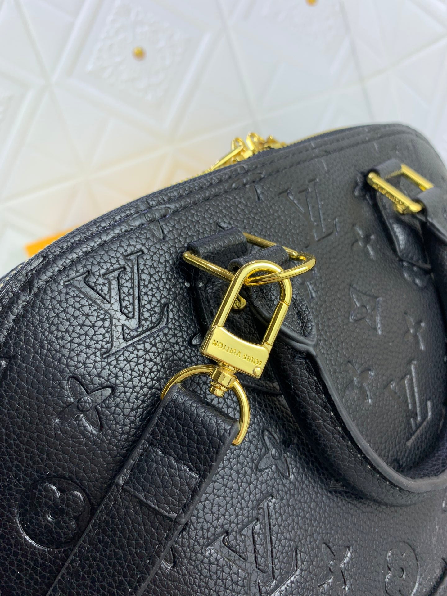 2XE319BDE Stylish leather bag 