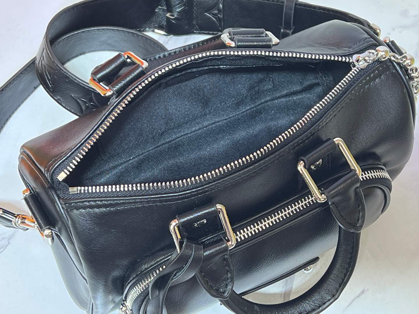 2WE39BDE Stylish leather bag