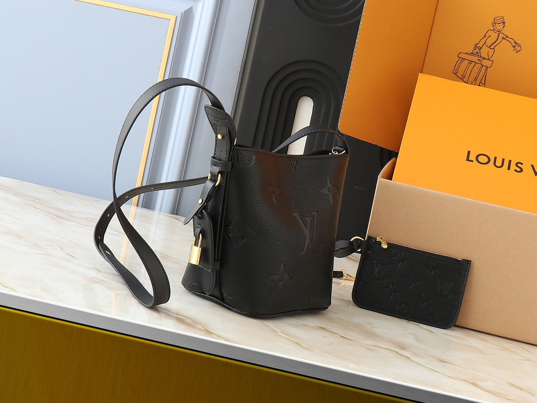 2WE3BDE Stylish leather bag