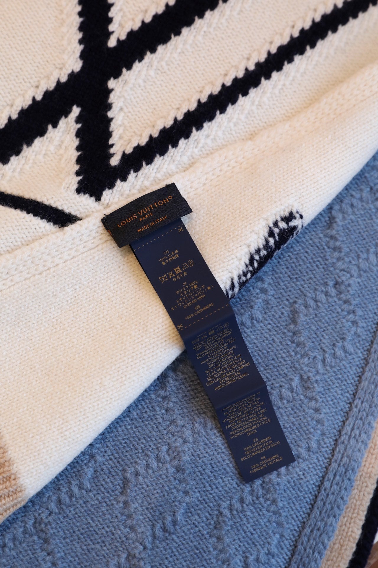 185ZE22WDE Stylish Winter Scarves