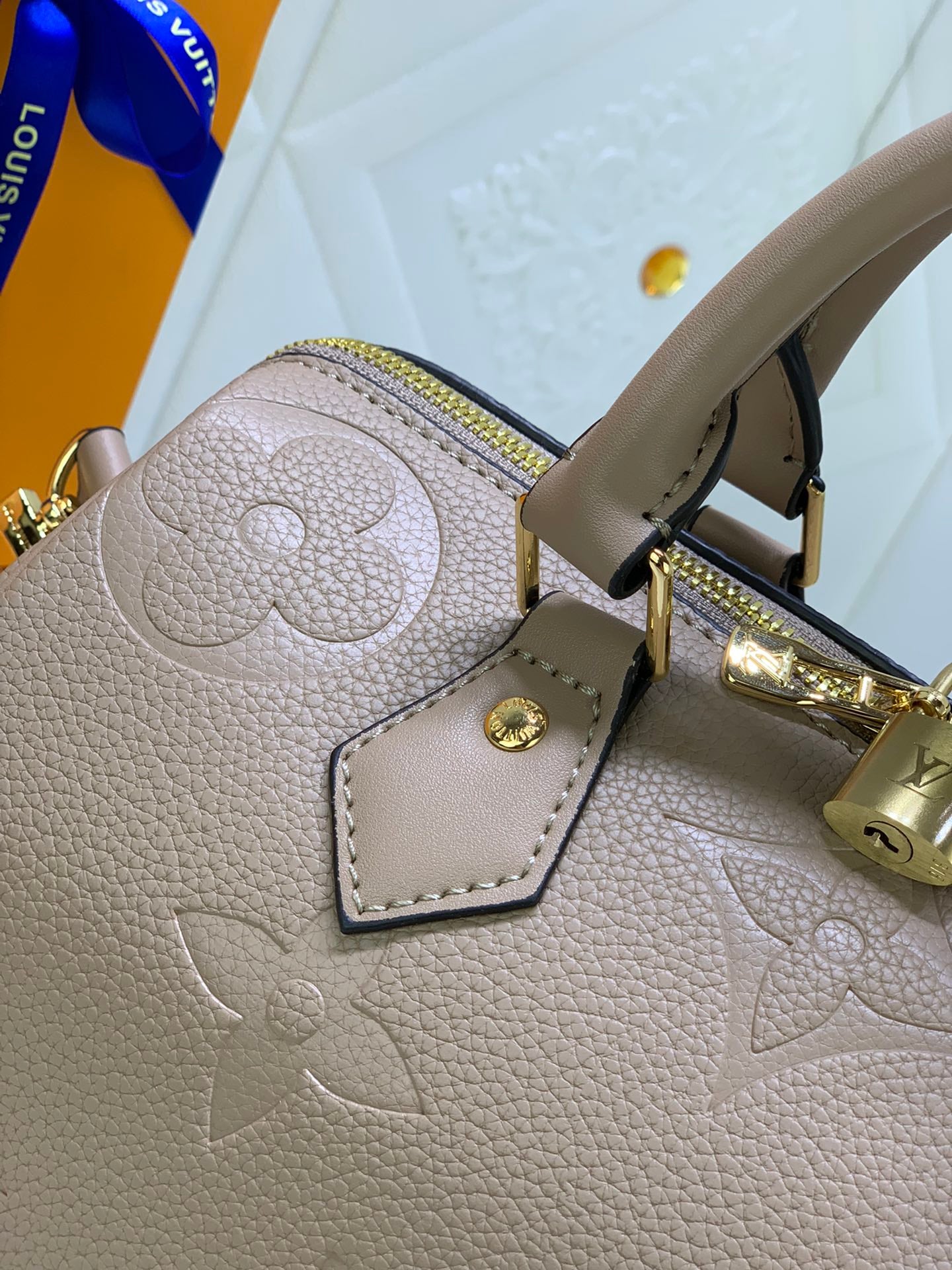 2XE138BDE Stylish leather bag 