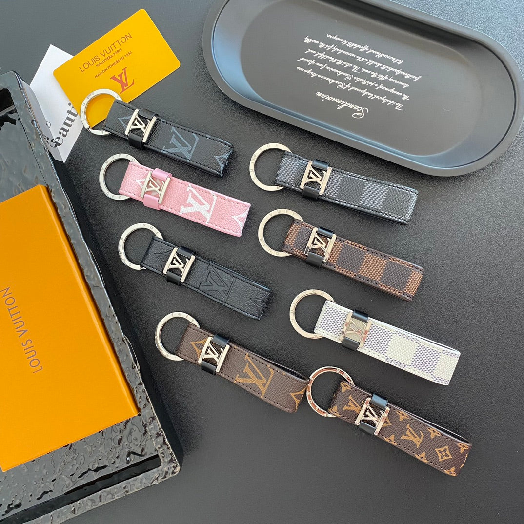 3RE2ADE Stylish key closure