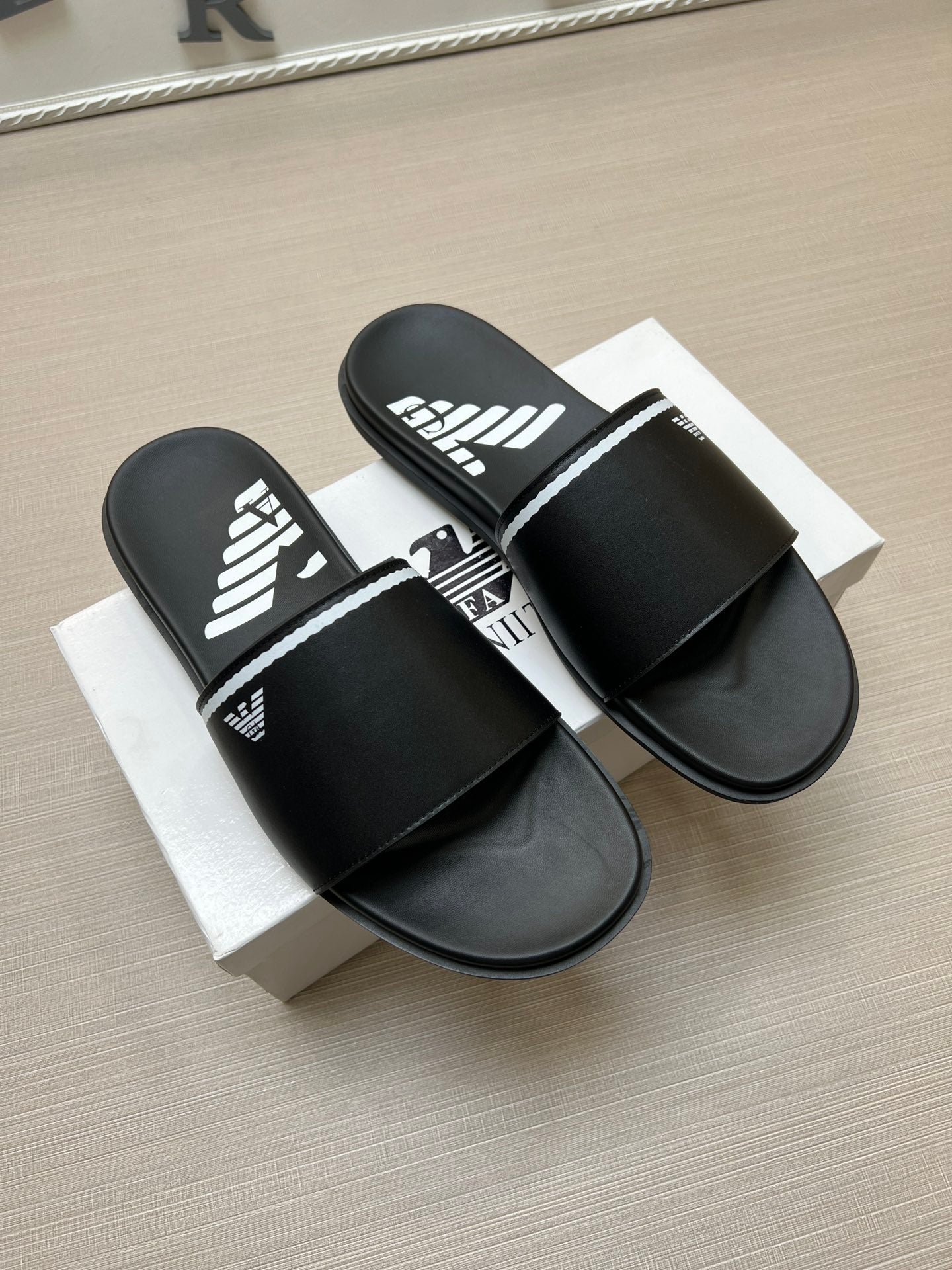 54A102ZDE Stylish slippers