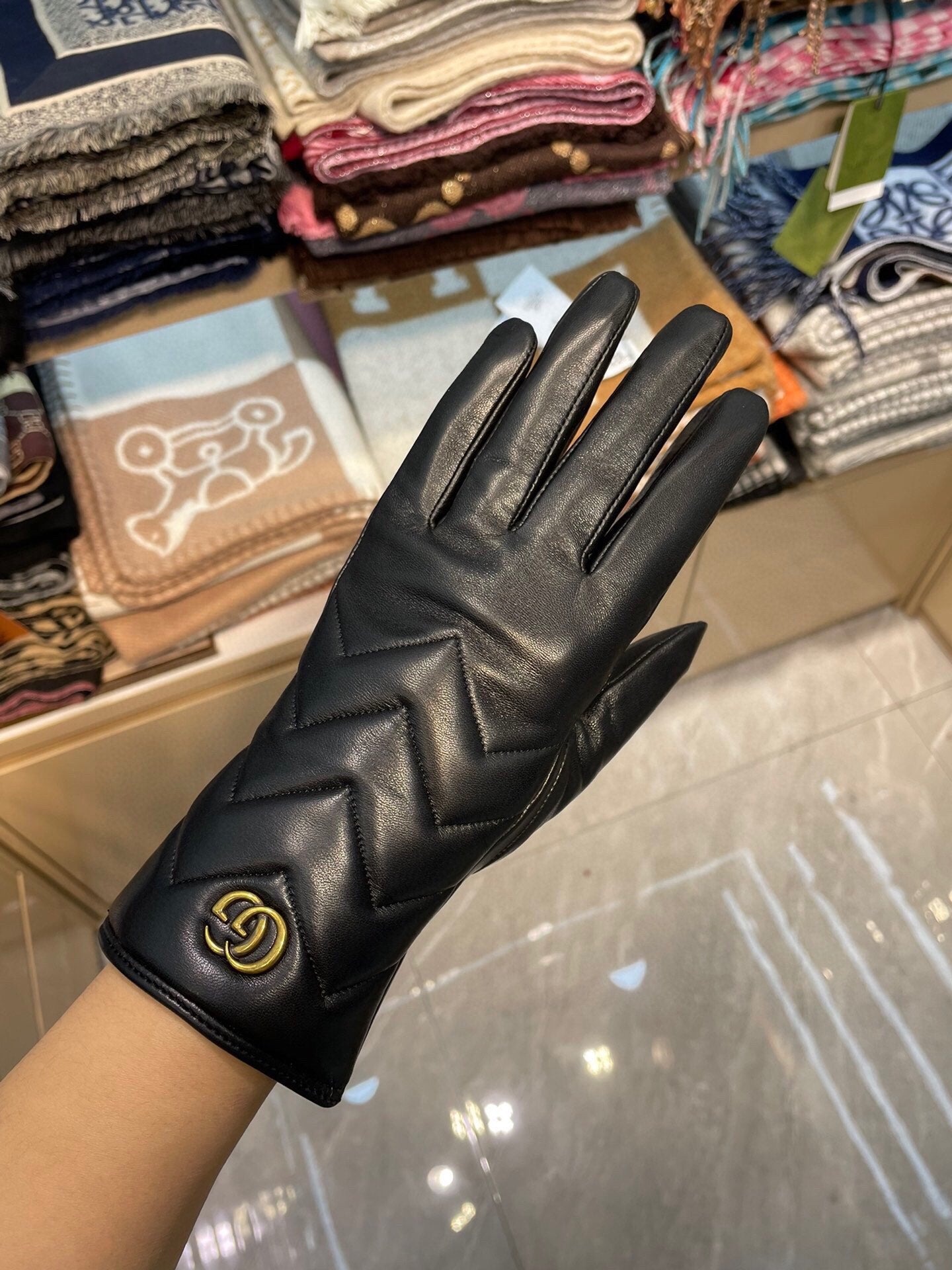 14B28SDE Stylish sheepskin gloves