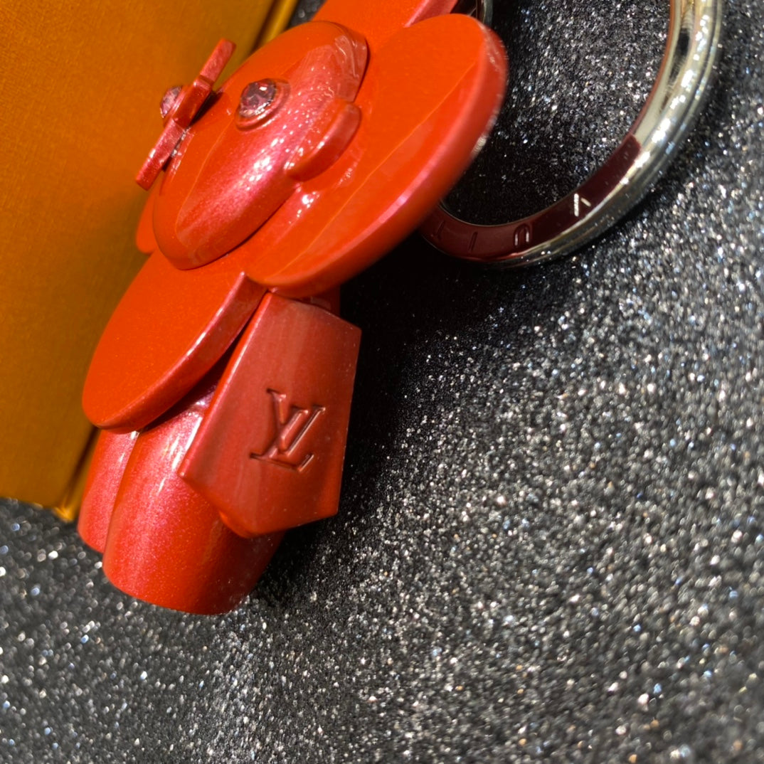 14E63ADE Stylish key closure