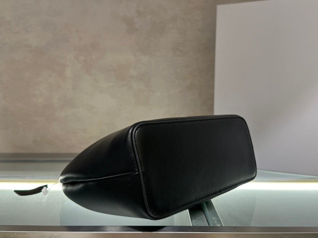 155NA12BDE Stylish leather bag