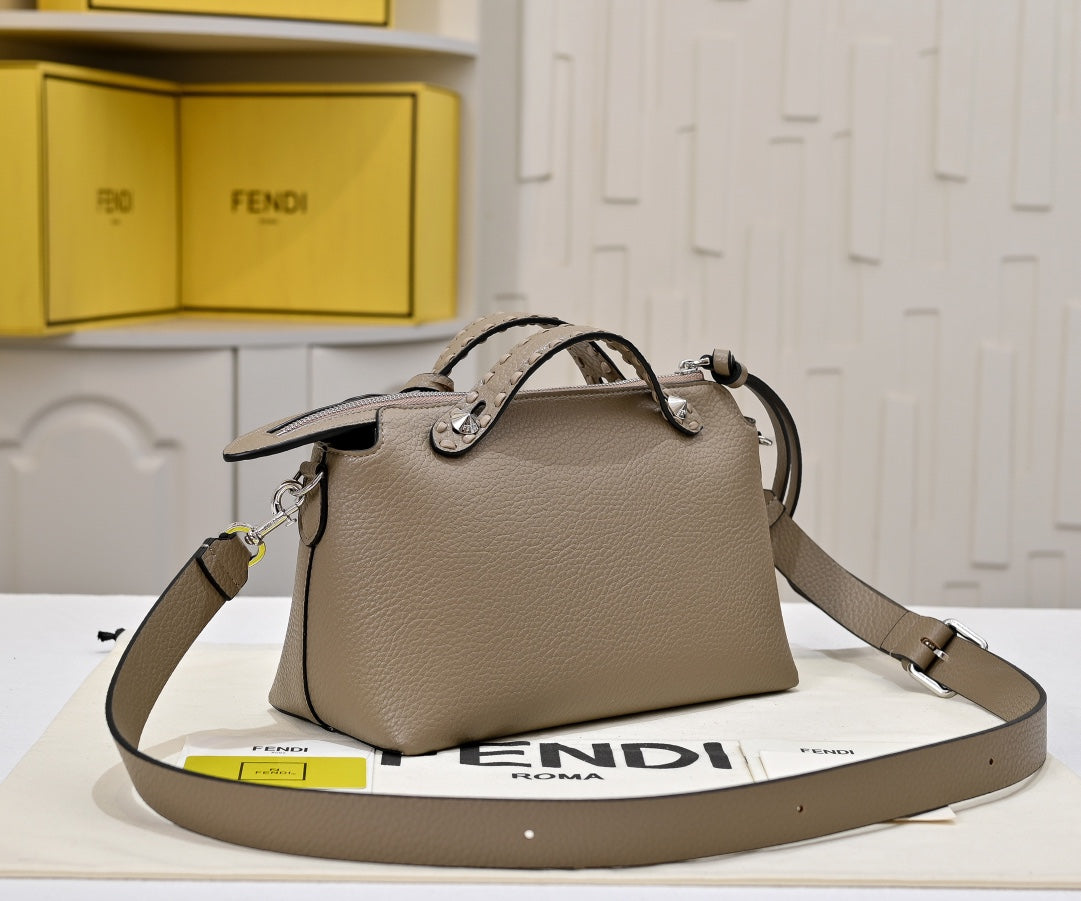 1WF109BDE Stylish leather bag