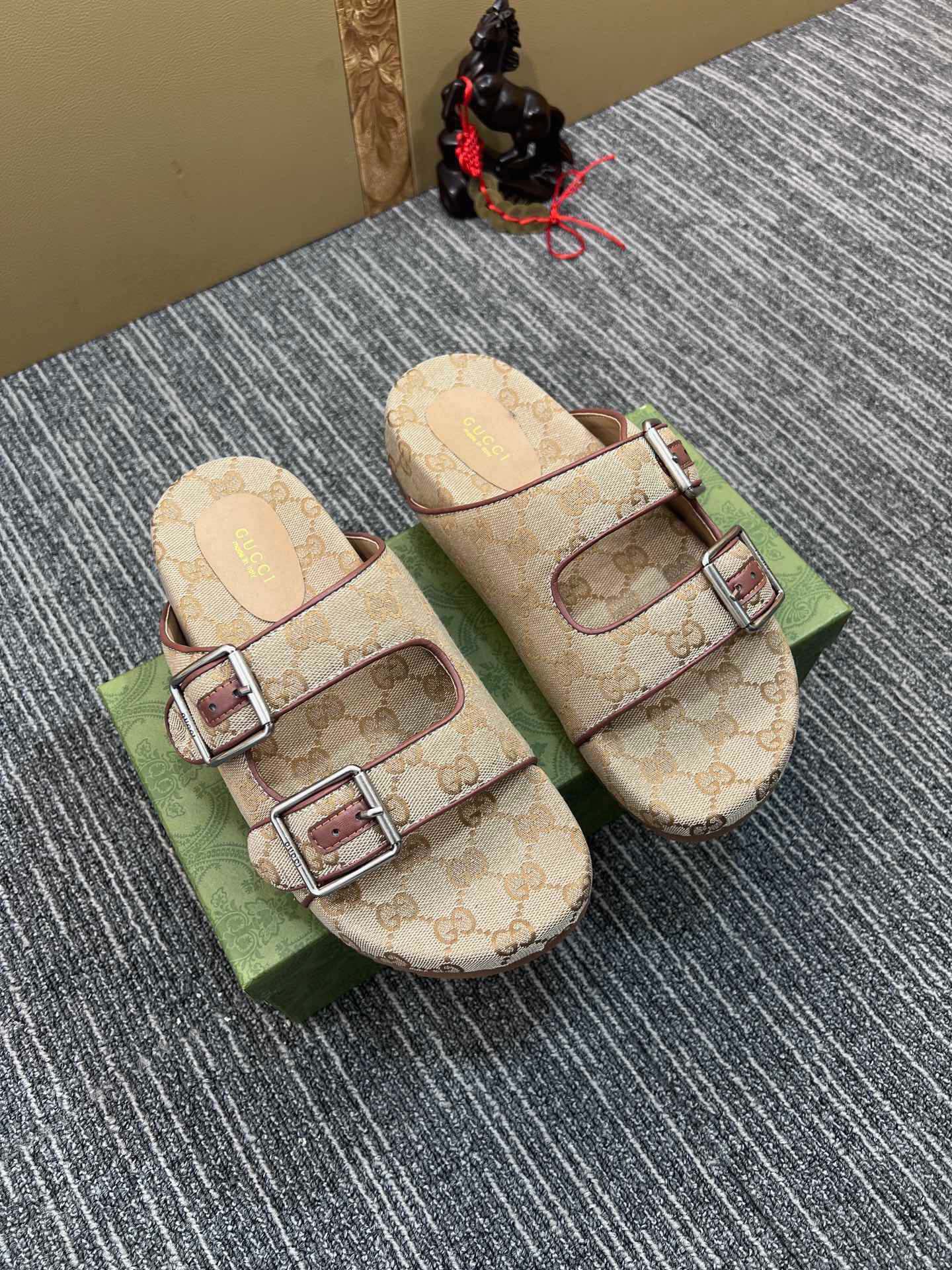 54B123ZDE Stylish slippers