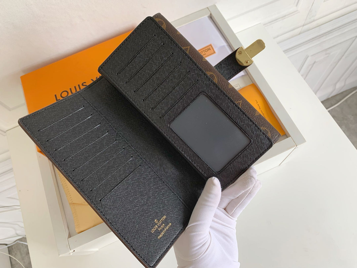 1XE73BDE Stylish leather wallets with package