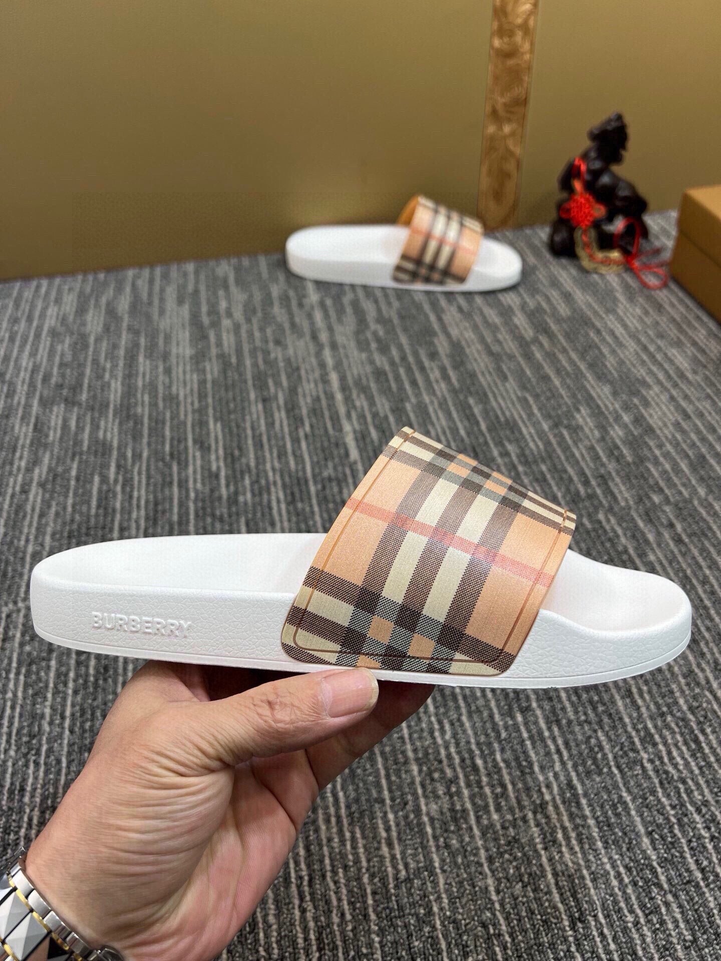 535ZR260ZDE Stylish Slippers