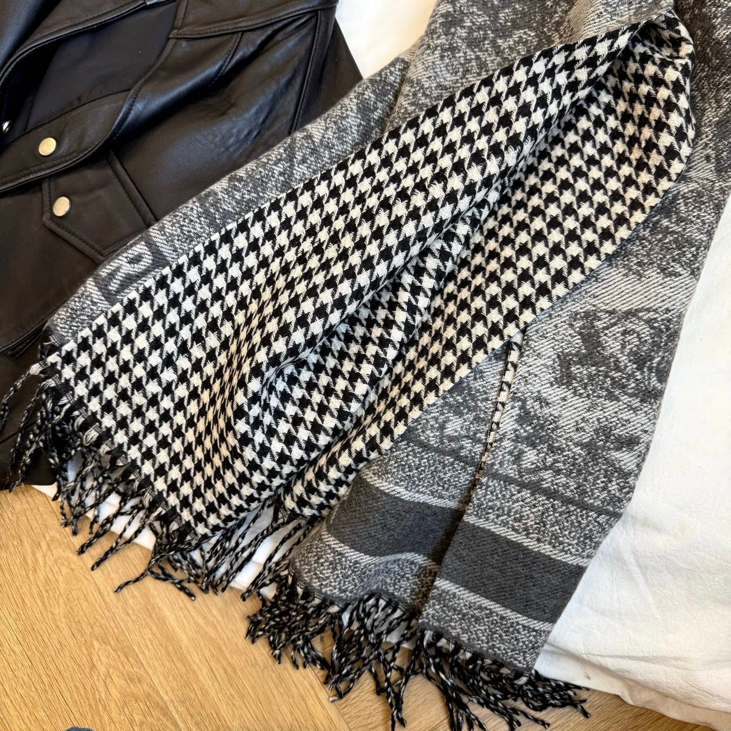 185ZD39WDE Stylish Winter Scarves