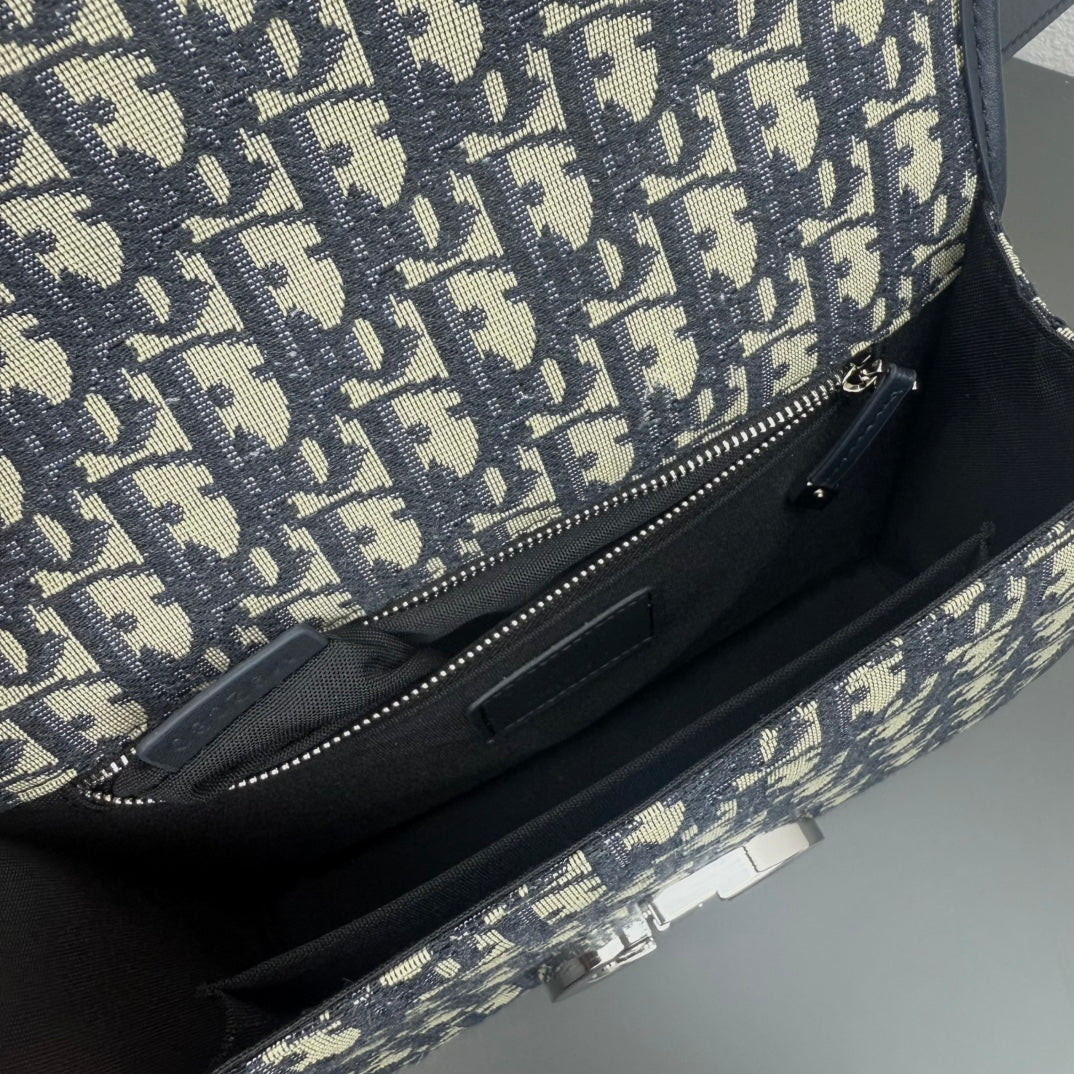 1WD82BDE Stylish leather bag