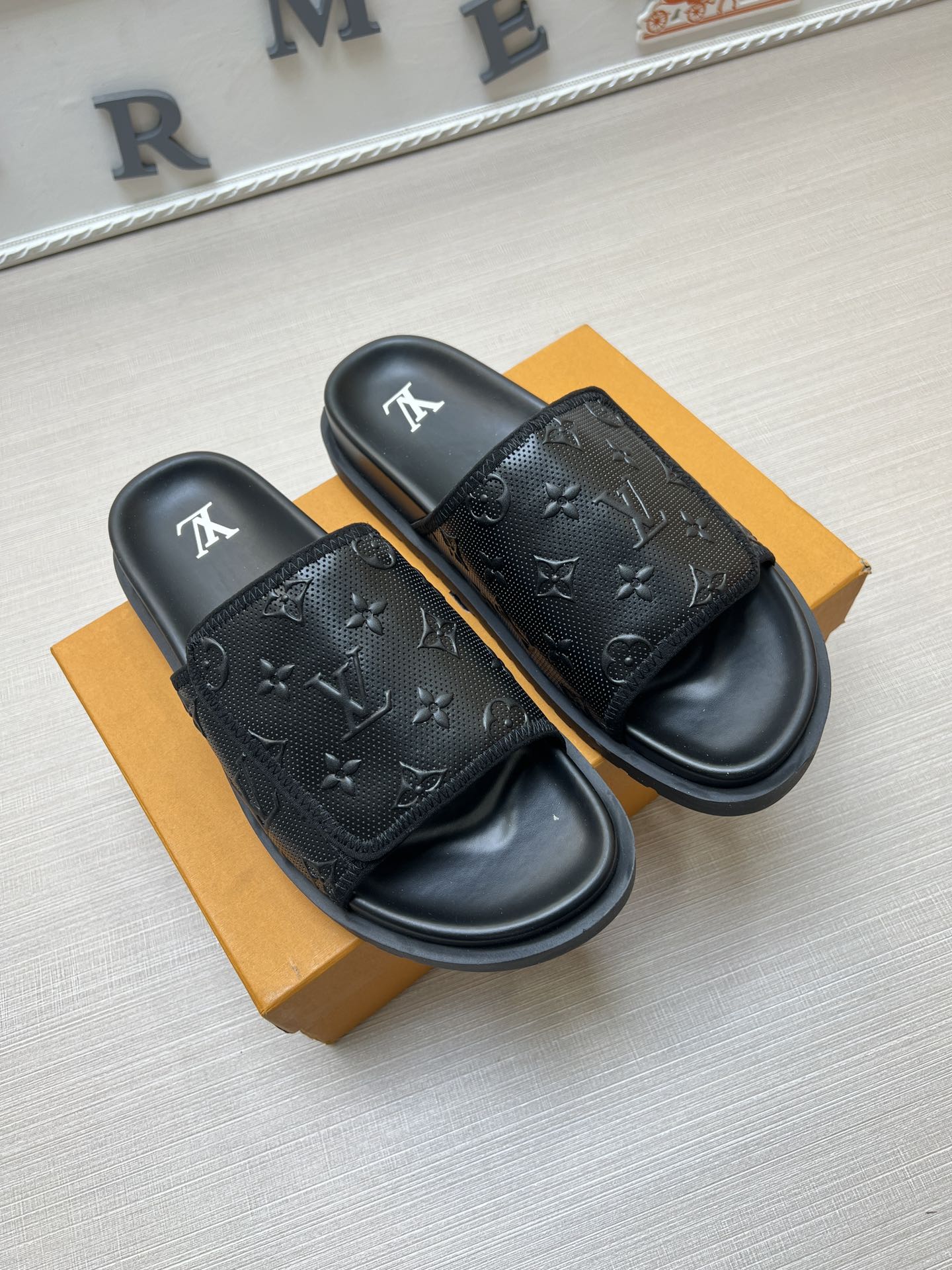 54E112ZDE Stylish slippers