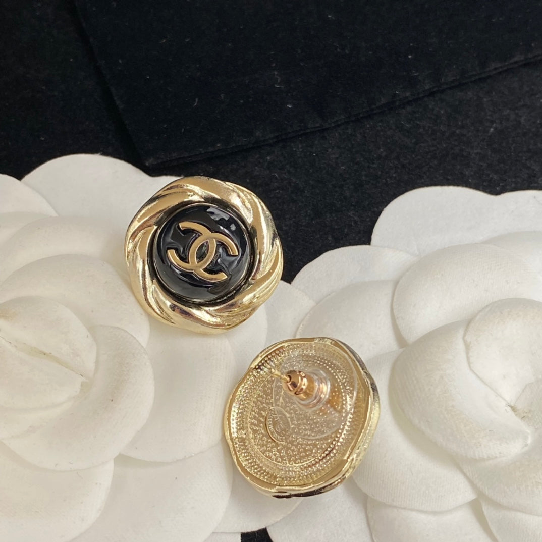 15QC11EDE Stylish Earrings