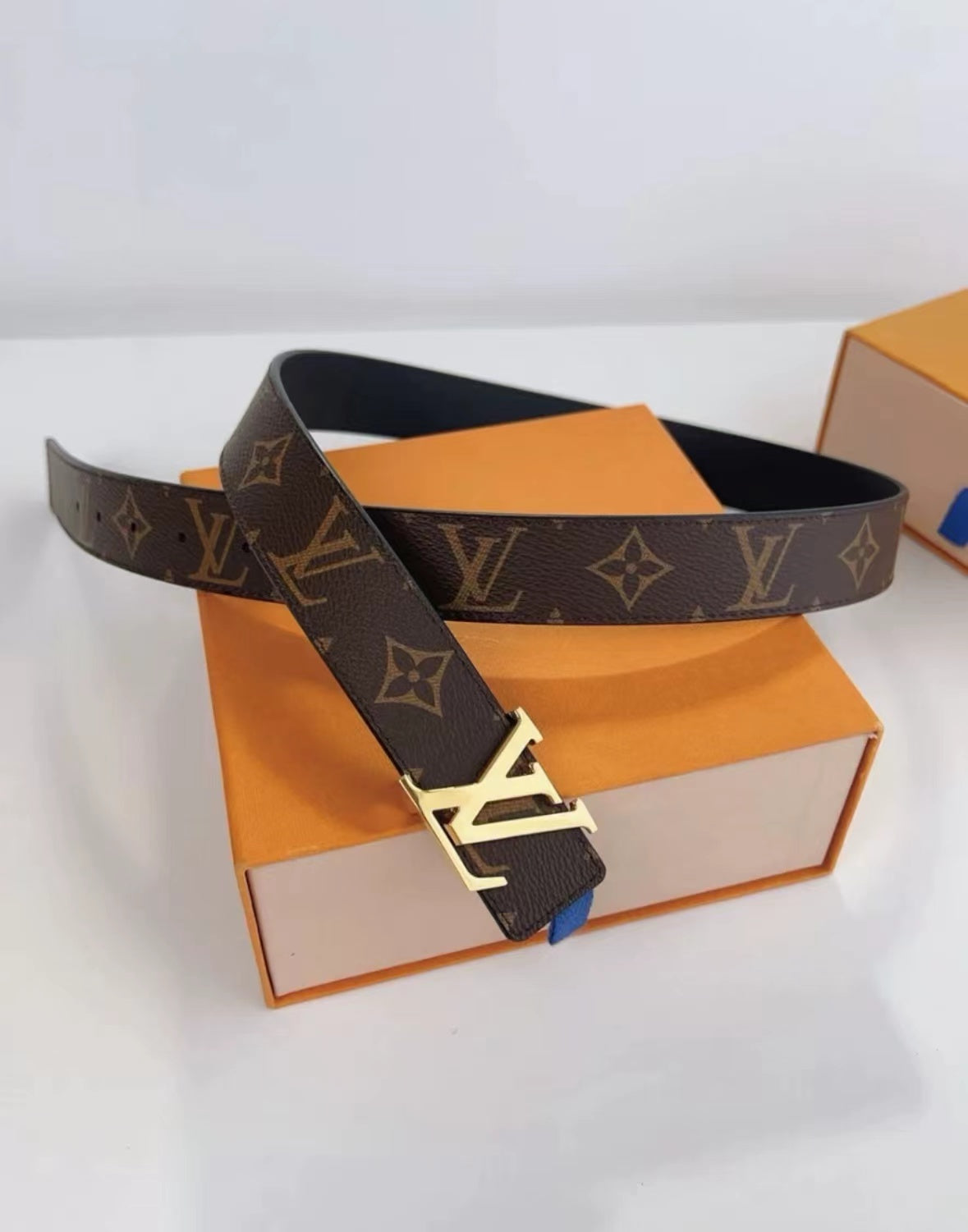 1LE15PDE Stylish  High quality belt With full package