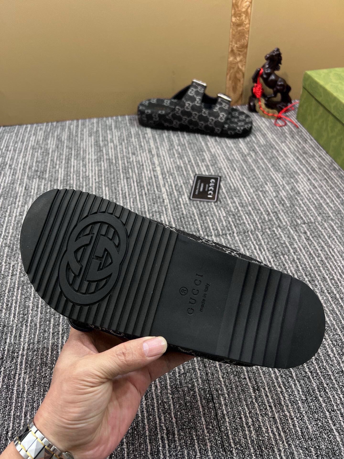 54B123ZDE Stylish slippers