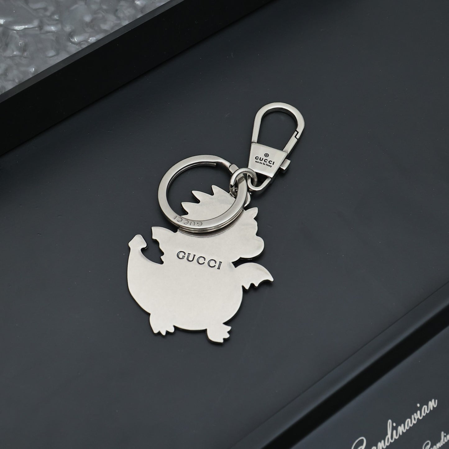 14B19ADE Stylish key closure