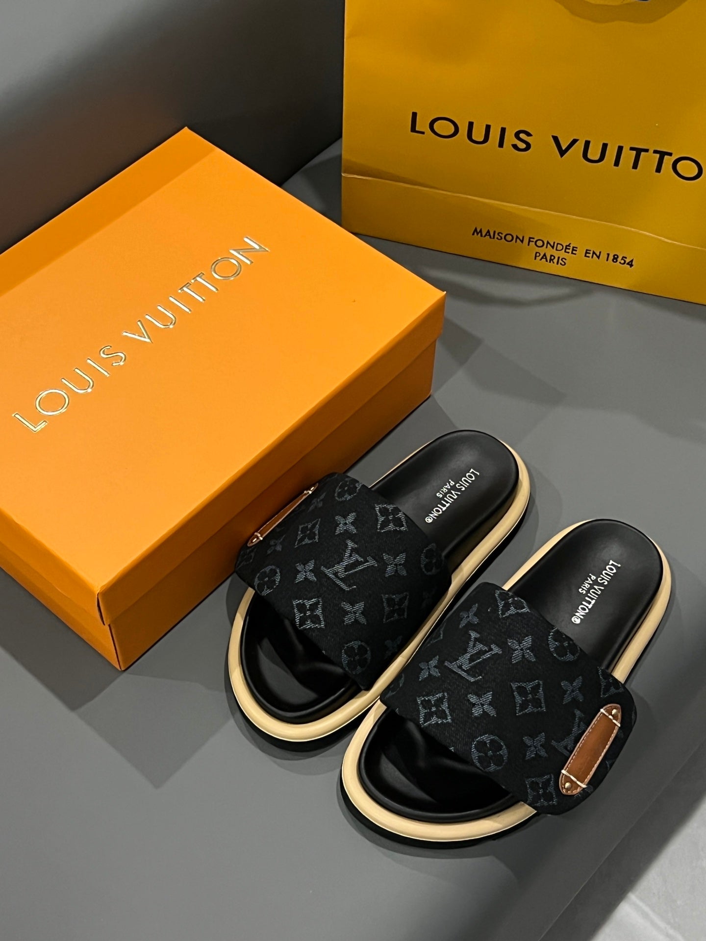 14E73ZDE Stylish Slippers