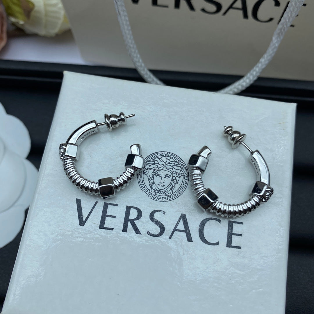 1YV467EDE Stylish Earrings