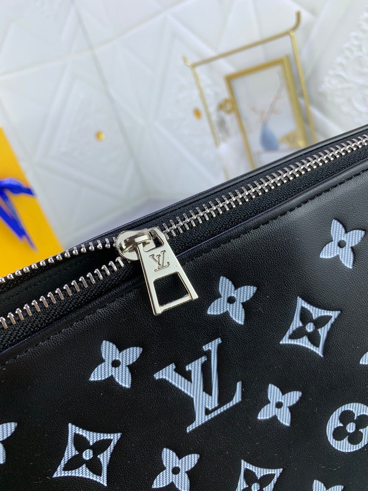 2XE39BDE Stylish leather bag 