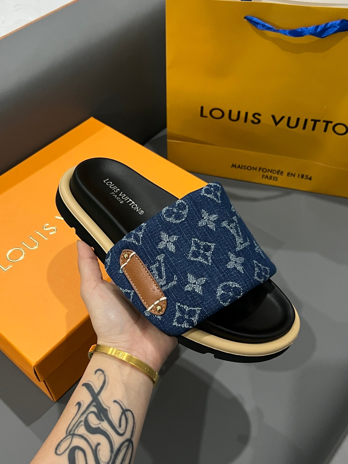 14E73ZDE Stylish Slippers