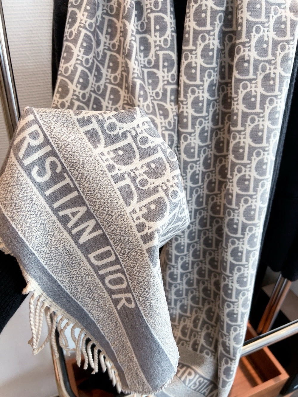 185ZD7WDE Stylish Winter Scarves