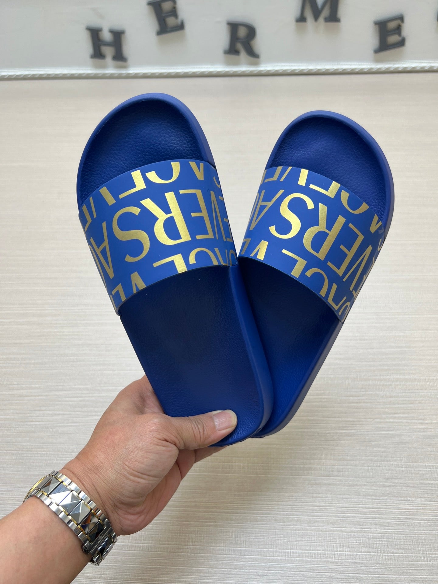 54V108ZDE Stylish slippers