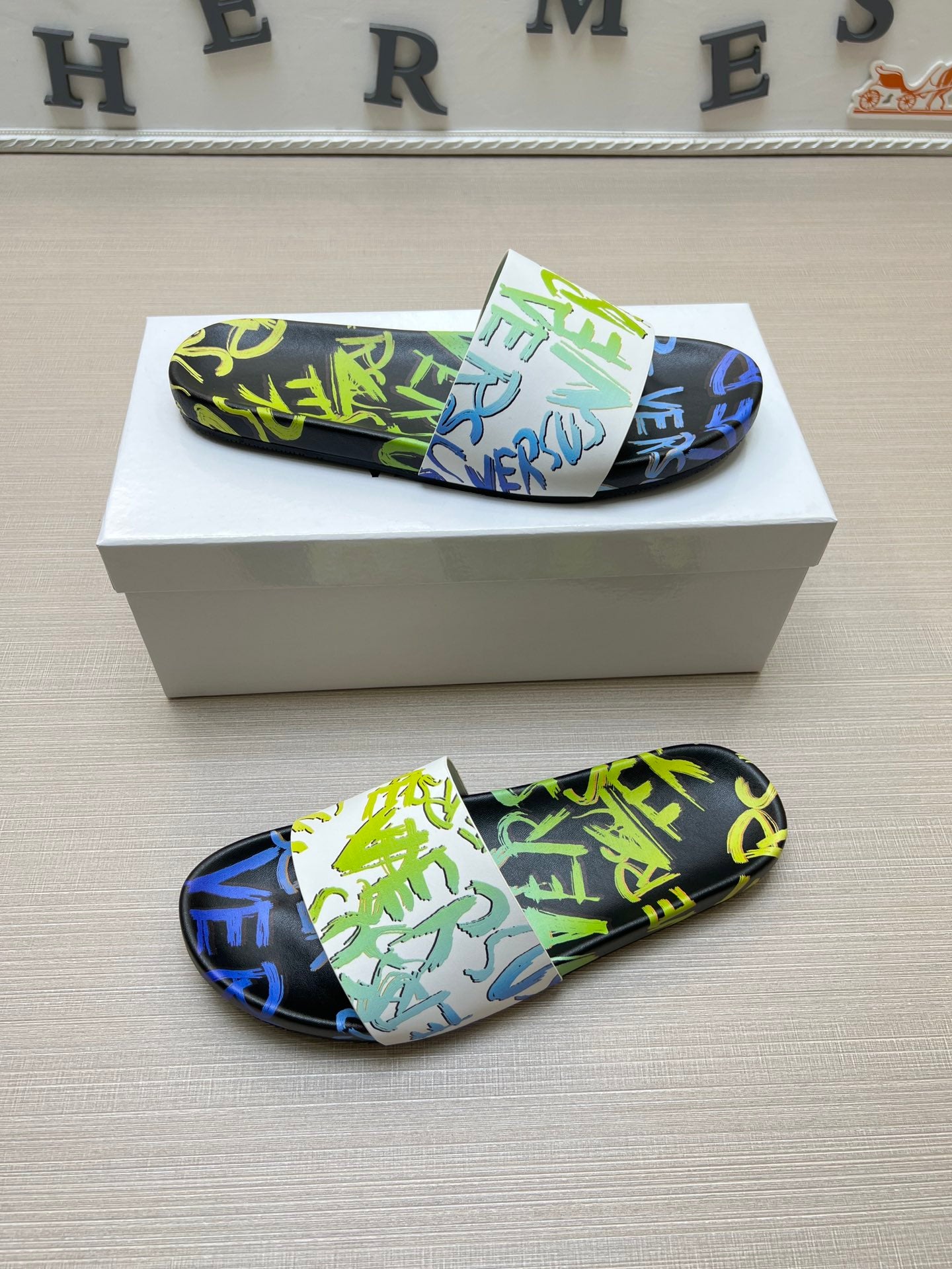 54V94ZDE Stylish slippers