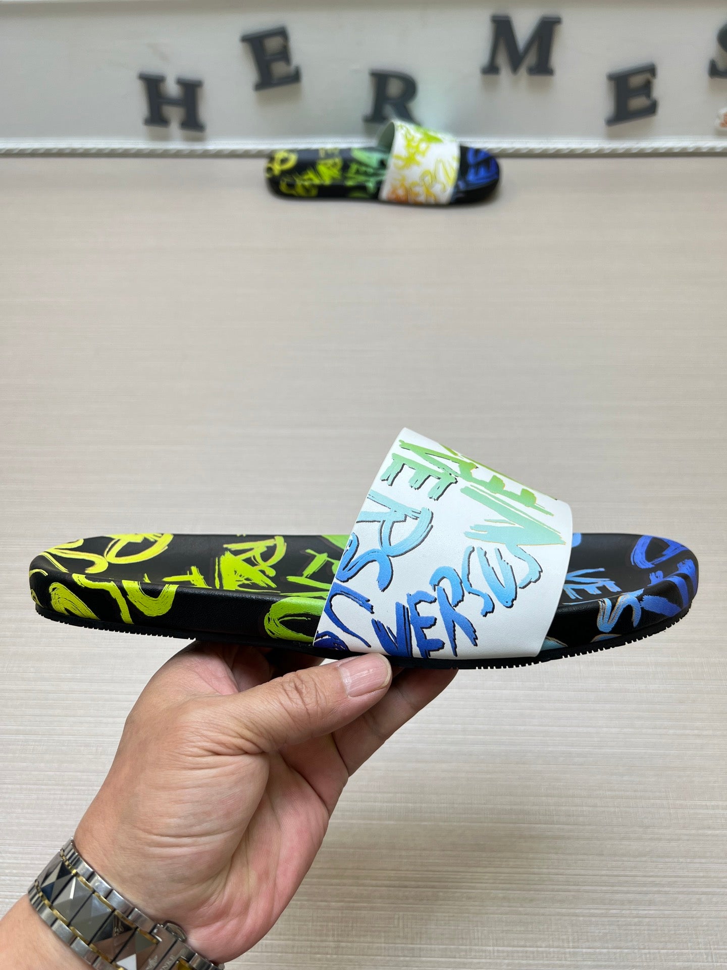 54V94ZDE Stylish slippers