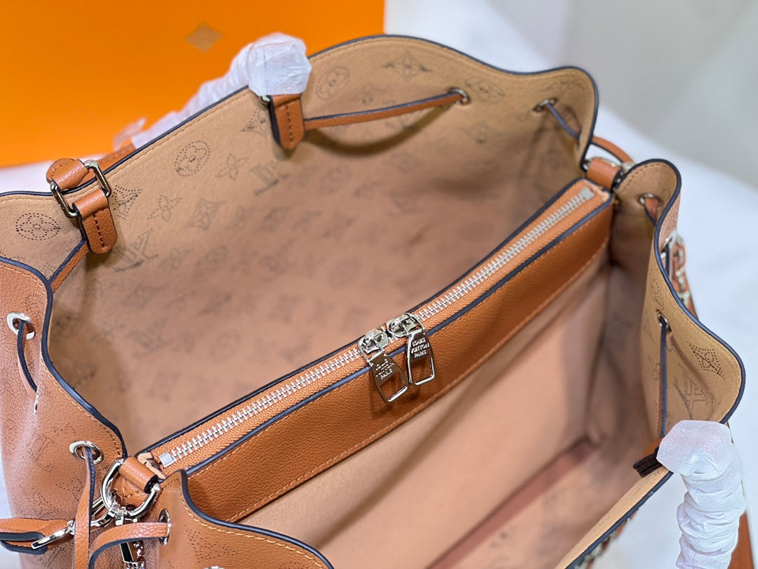 155NE39BDE Stylish leather bag