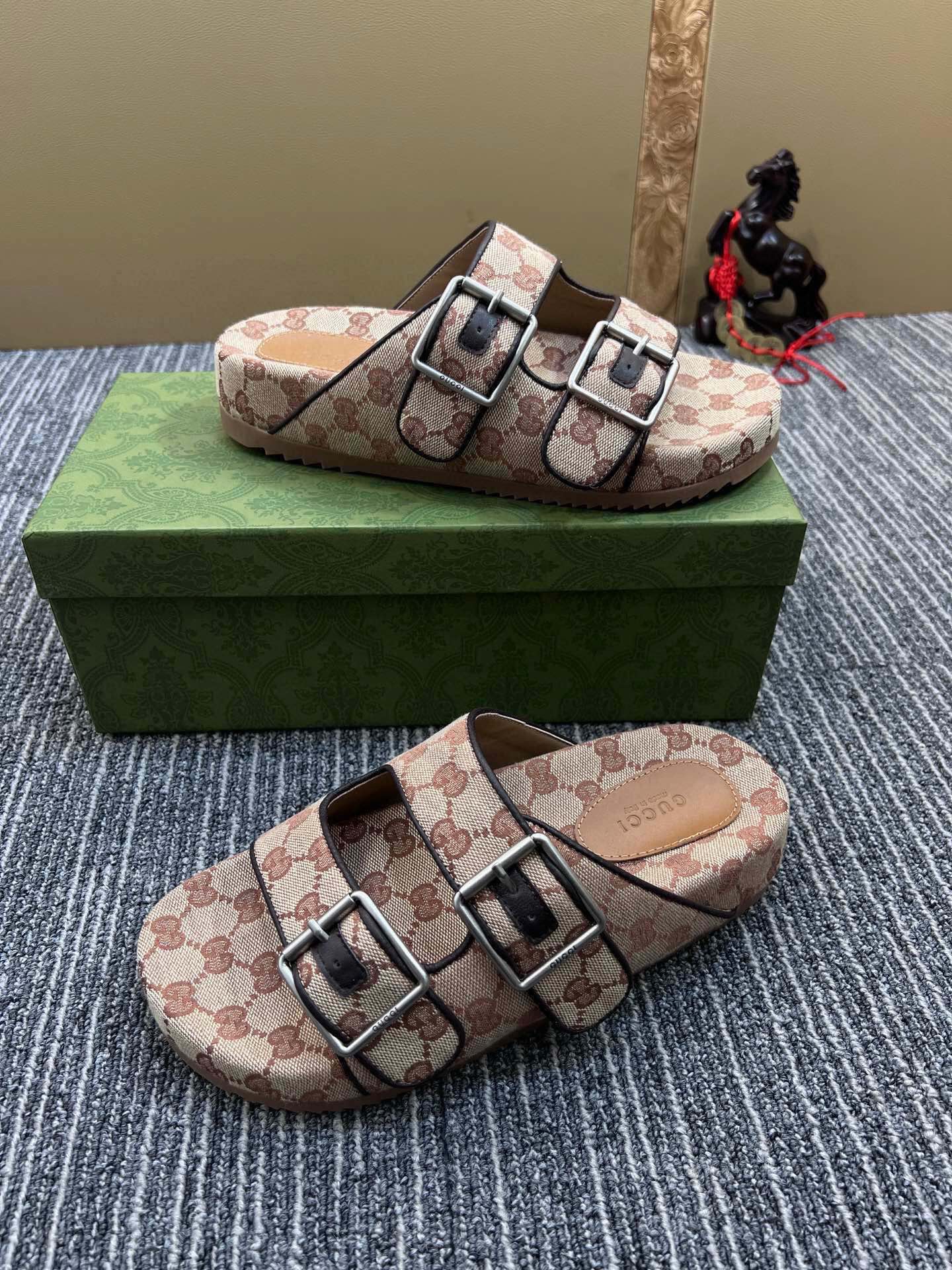 54B123ZDE Stylish slippers